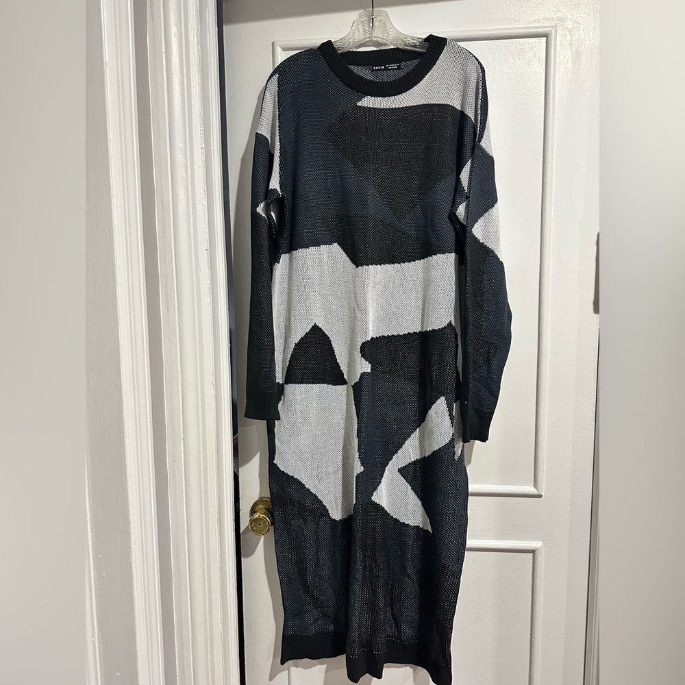 Abstract Black and White Long Sleeve Dress